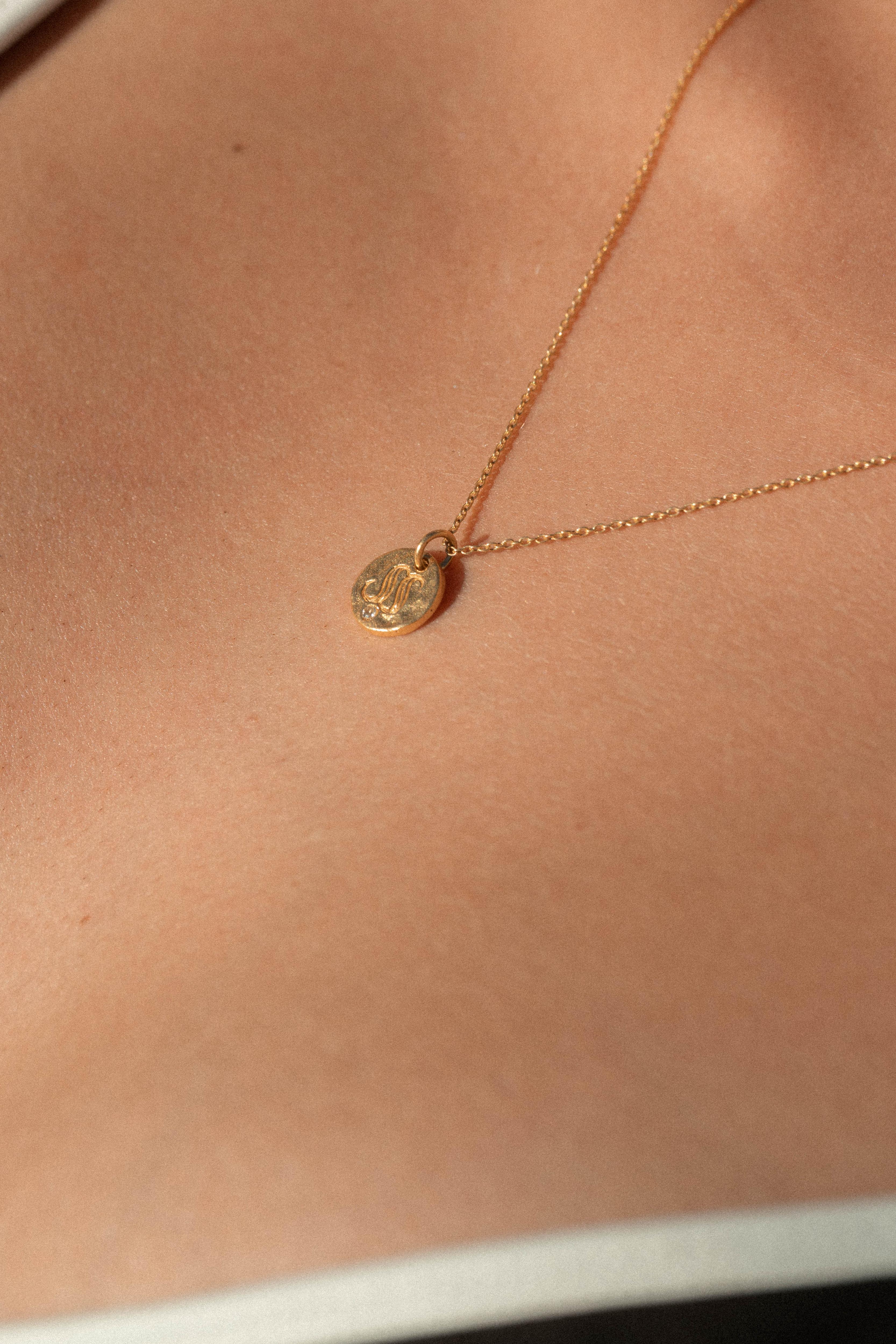 SIGNATURE PENDANT & NECKLACE